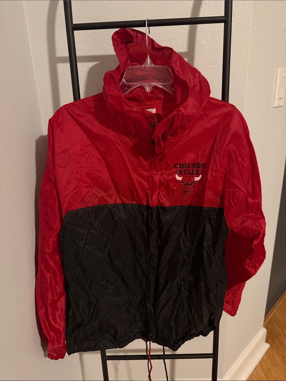 STARTER Chicago Bulls Red and Black Hooded Windbreaker